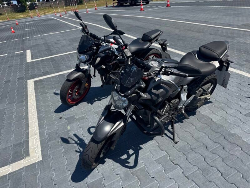 motocykle szkoleniowe OSK Łukasz Kołdys na placu manewrowym w Łomży